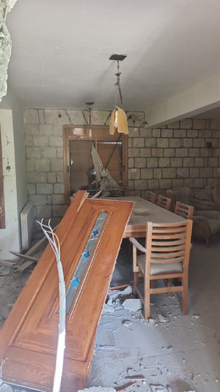 صورة من الأضرار التي وقعت داخل منزل جراء سقوط صاروخ على كرم بن زمرا في الجليل ما أدى إلى إصابة شخصين